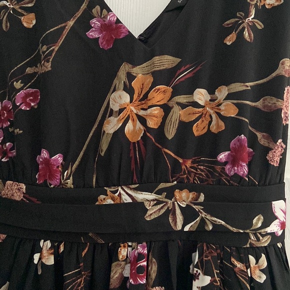 Maternity flowy floral dress with stretch waistband - Picture 2 of 2